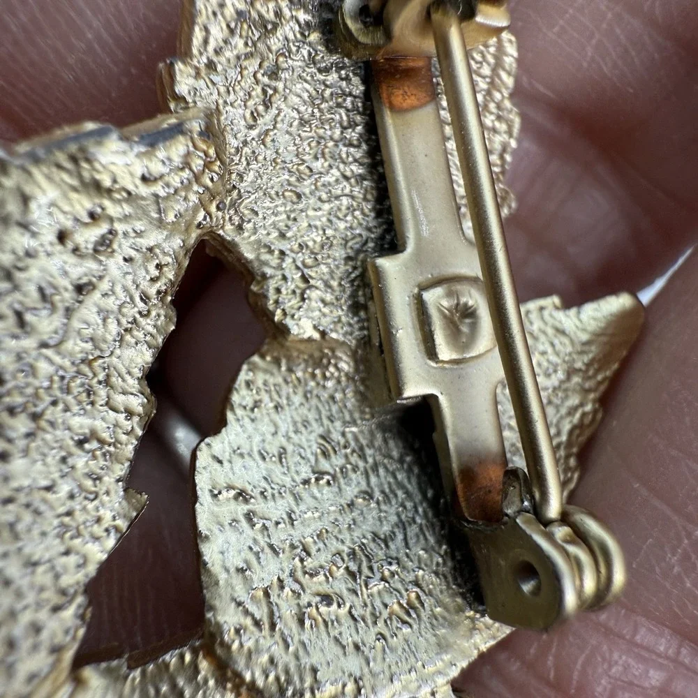 VINTAGE BRUSHED GOLD TONE LEAF LEAVES BROOCH PIN 1 3/4
